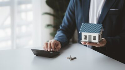 The salesperson of the housing estate in the project is preparing.